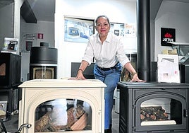 Norexis Orellanas posa en su oficina, un negocio de venta de chimeneas al que llegó con el Plan de Empleo de Cruz Roja