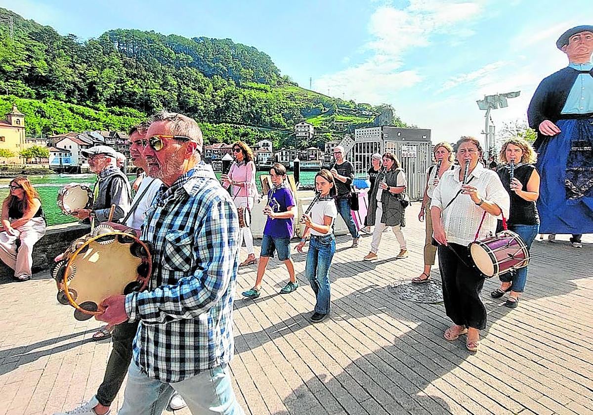 Los músicos del pueblo pusieron banda sonora al desfile de gigantes y cabezudos.