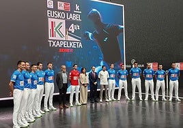 Los pelotaris participantes junto a los representantes institucionales y los patrocinadores.