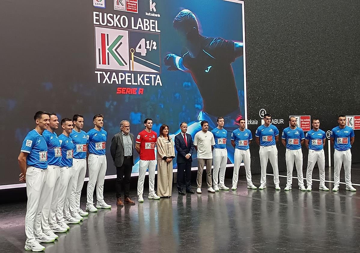 Los pelotaris participantes junto a los representantes institucionales y los patrocinadores.