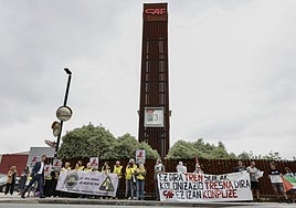 Protesta organizada por Amnistia Internacional ante la sede de CAF en junio.
