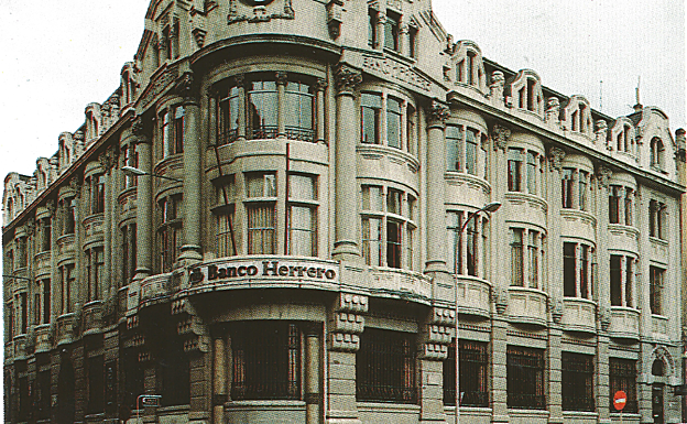 Exterior de la sucursal del Banco Herrero de Fruela en Oviedo, atracada por miembros de ETA p-m.
