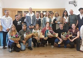 Homenaje. Homenajeados,concejales,dantzaris, txistularis y bertsolaris, en el salón de plenos del ayuntamiento.