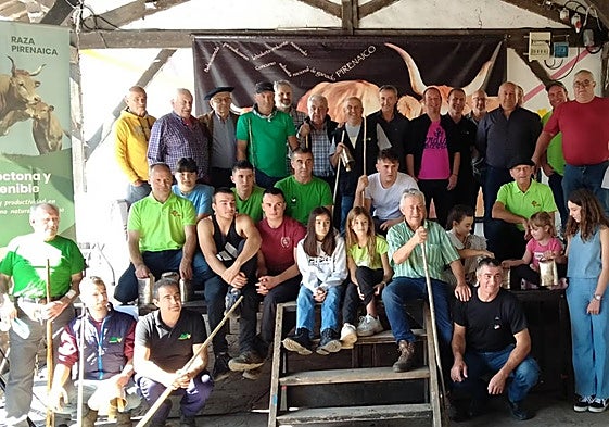 Foto de familia de premiados, autoridades y organizadores.