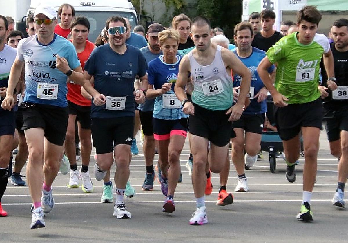 Instante en el que los participantes en la carrera Zarautz Bihotzekin iniciaban su andadura junto a la pista de atletismo del barrio de Itxasmendi.