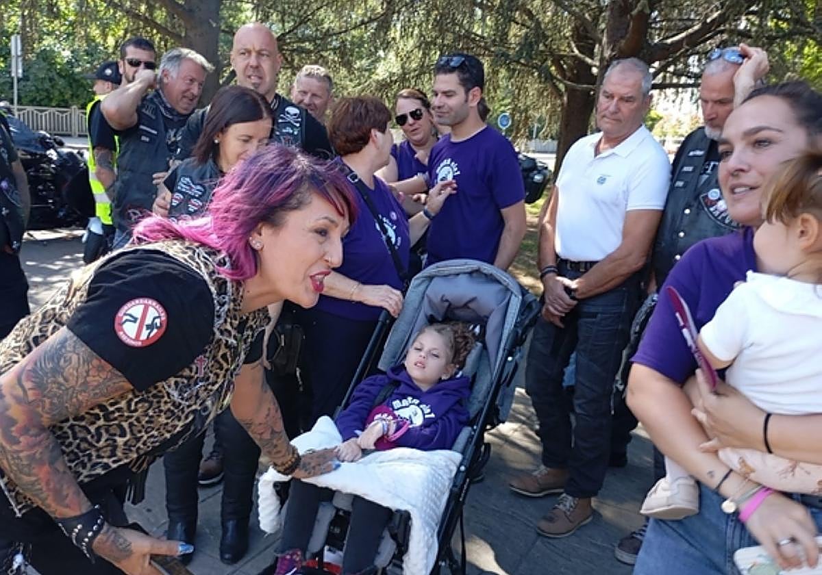 Un grupo de moteros se fotografía con Mara, su madre Susana, su padre Diego y la abuela Luci.