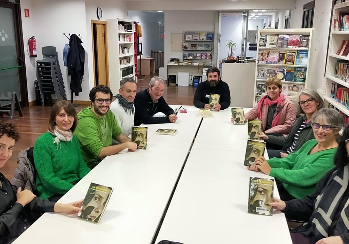 Asistentes a uno de los encuentros del Club de Lectura de Pasaia celebrado en la biblioteca de Pasai San Pedro el curso pasado.