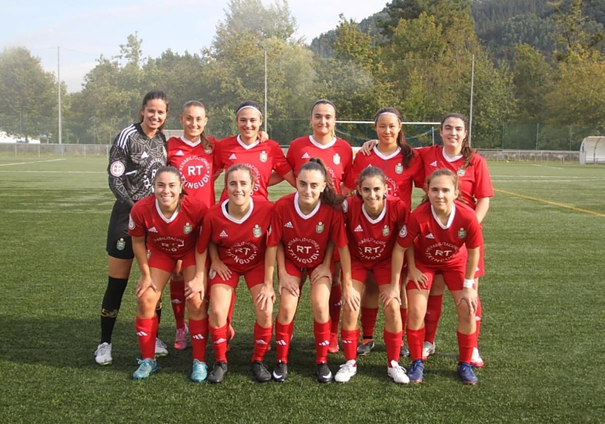Las chicas del Oiartzun en el campo de fútbol Urbieta.