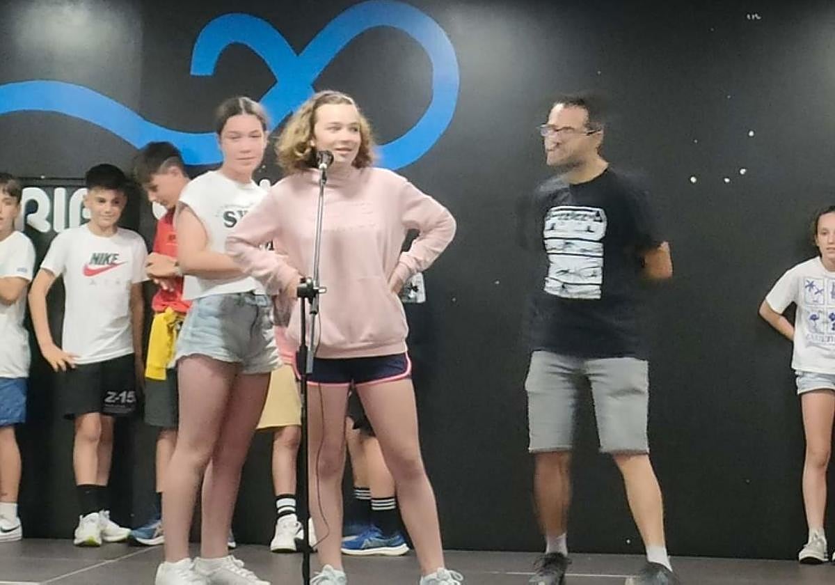 Herriko gaztetxoak bertsotan, Iñaki Gurrutxaga irakasle dutela.