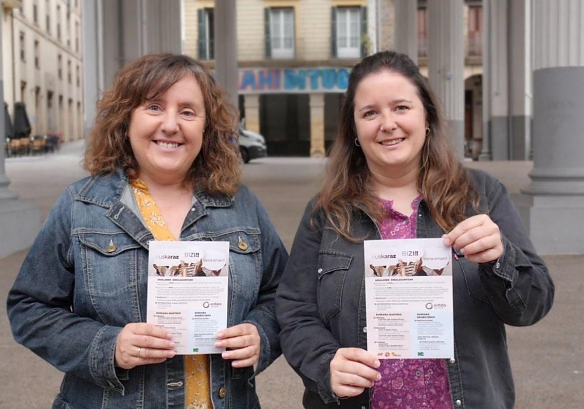Maite Berruet, del Servicio de Euskera, y la concejal Marta Ortega en la presentación de la campaña.