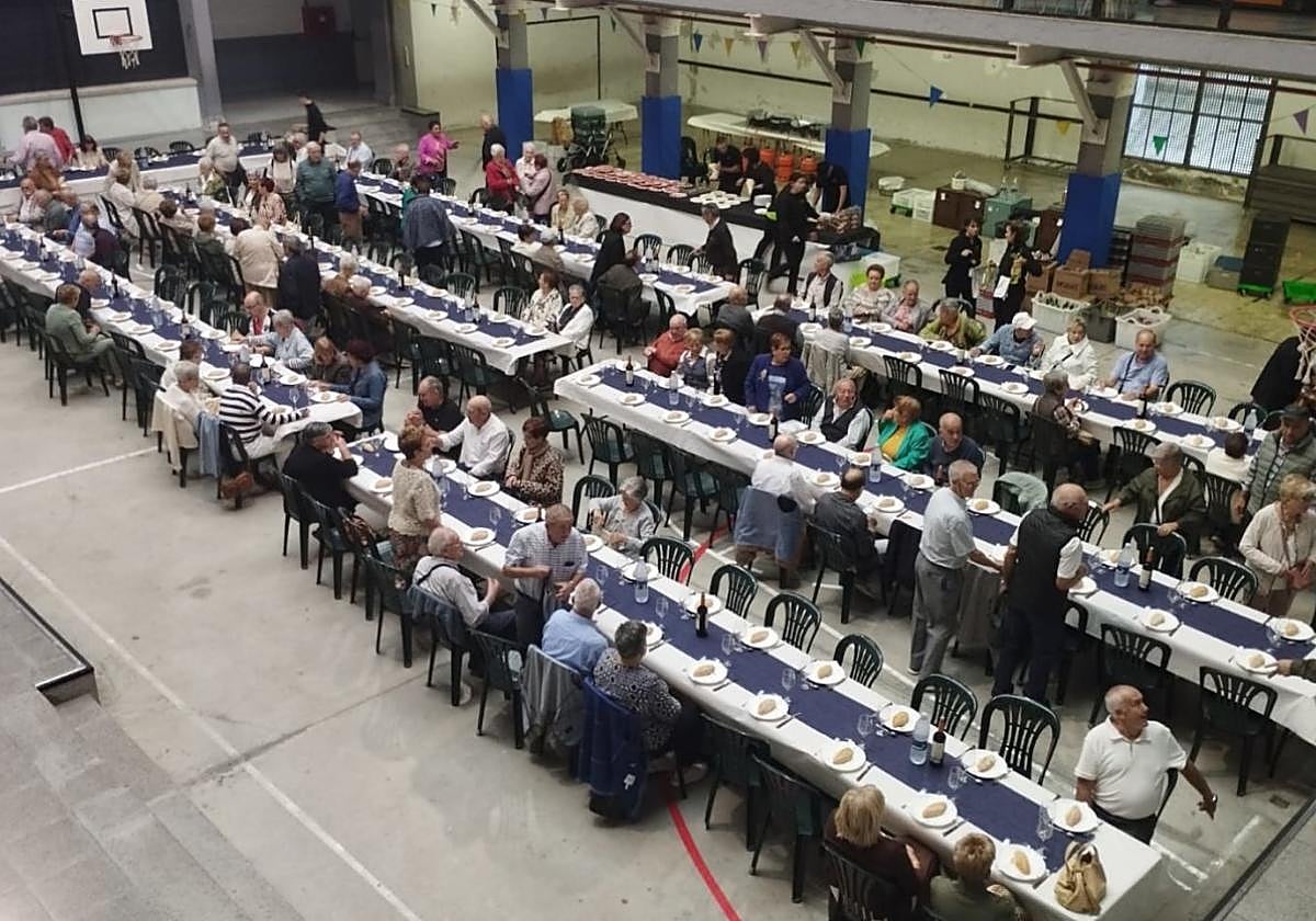 La tradicional comida de los jubilados volvió a ser uno de los atractivos principales de la jornada de San Miguel celebrada ayer.