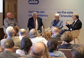 Memoria viva. Juan José Ibarretxe, Pedro Miguel Etxenike y Gregorio Monreal, junto a Adolfo Morais.