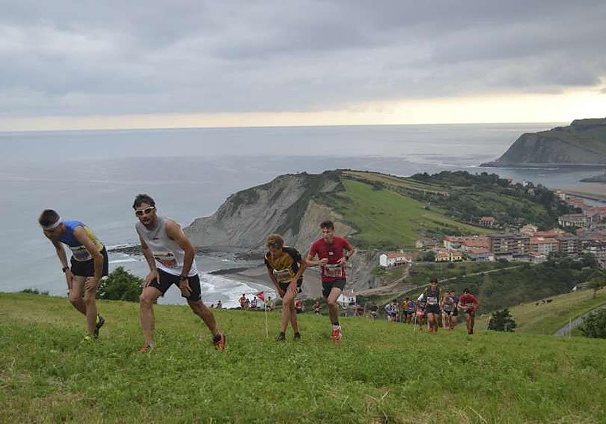 Corredores de una edición de la Zumaia Flysch Trail