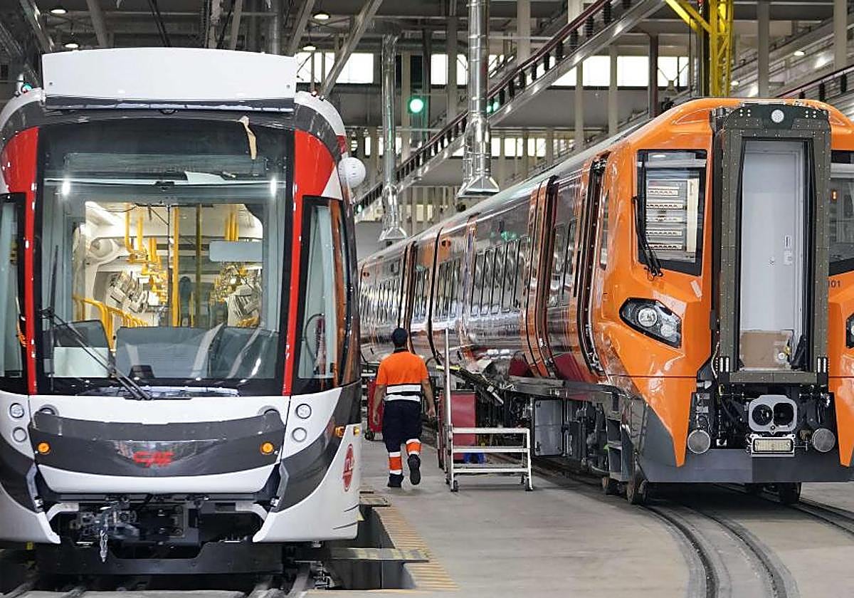 Un operario de CAF supervisa varios trenes en la fábrica de la empresa de Beasain.