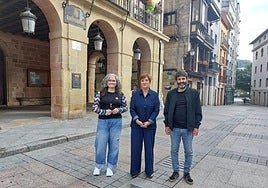Yolanda Martin, concejal delegada de medio ambiente y sostenibilidad, Aizpea Otaegi, Alcaldesa de Errenteria y Eneko del Amo, concejal delegado de intervención, tesorería y urbanismo