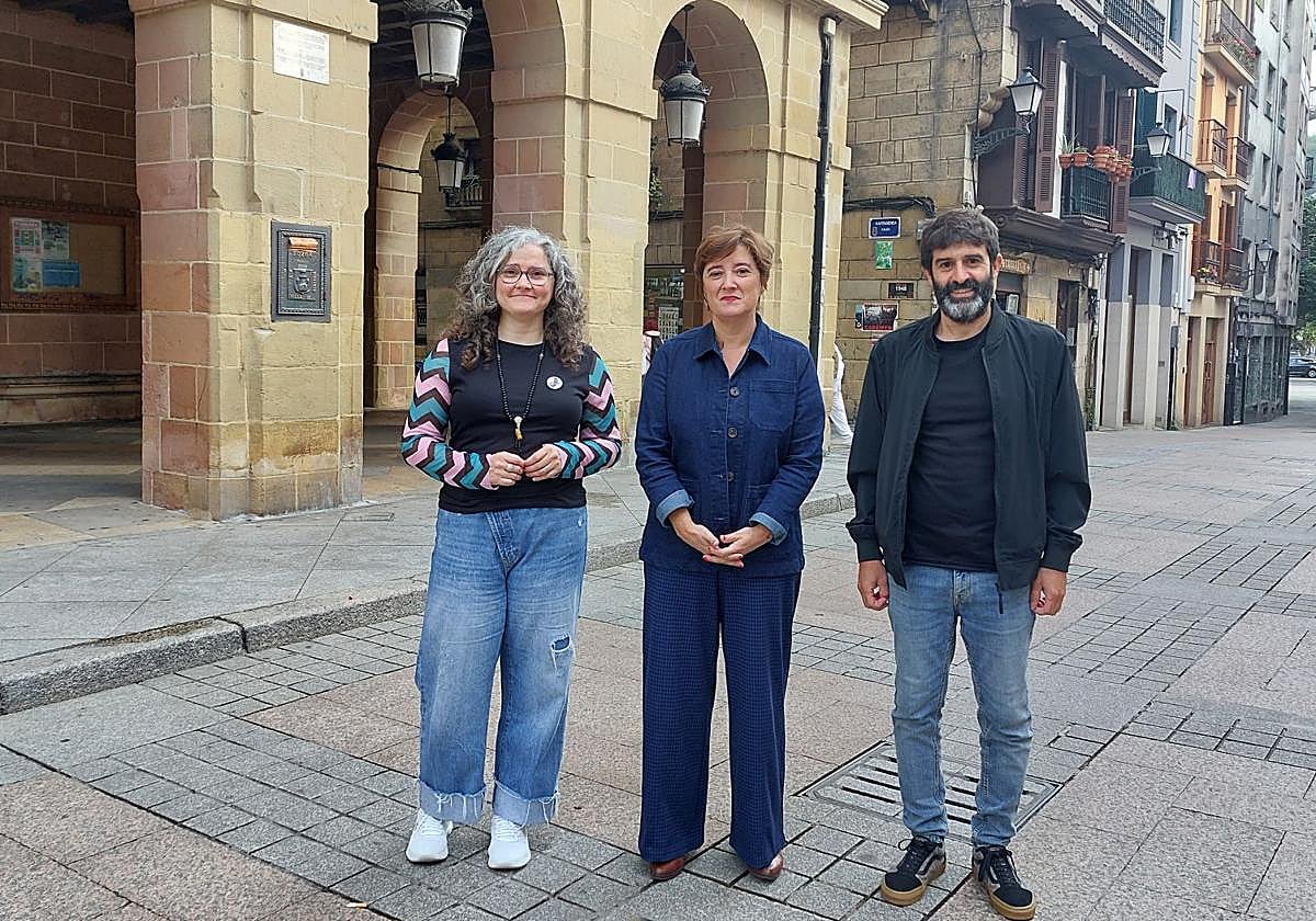 Yolanda Martin, concejal delegada de medio ambiente y sostenibilidad, Aizpea Otaegi, Alcaldesa de Errenteria y Eneko del Amo, concejal delegado de intervención, tesorería y urbanismo