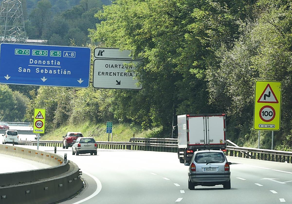 Inicio del tramo de 1,7 kilómetros en la AP-8 en Oiartzun, sentido Bilbao, que ha sido regulado a 100km/h.