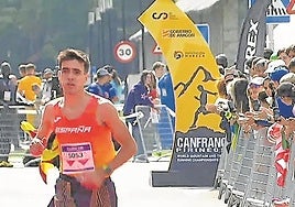 Ibai Larrea en la línea de meta de Canfranc tras los 14 kilómetros.
