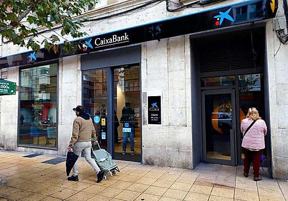 Imagen de archivo de una sucursal de Caixabank.