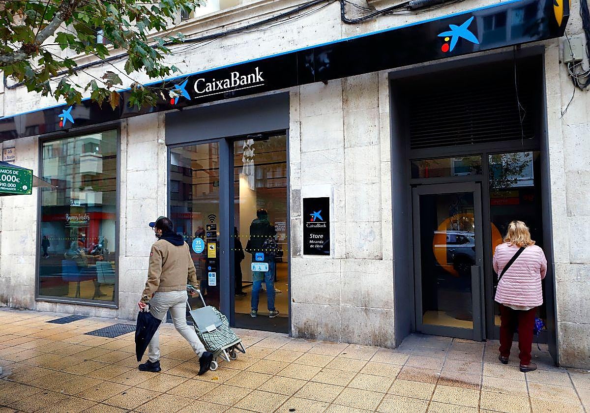 Imagen de archivo de una sucursal de Caixabank.