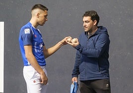 Zabala selecciona las pelotas sin tacos junto al intendente Jon Apezetxea.