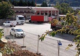 Solar en el que se construirá el futuro equipamiento y donde actualmente se realizan las obras del bidegorri.