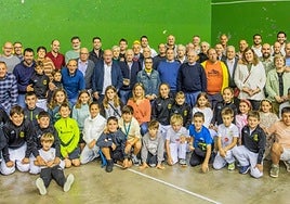 Azken agurrean, frontoiarekin lotura zuzena izan duten herritarrek eta gaur egungo haur eta gazte pilotariek hartu zuten parte.