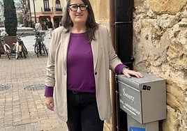 La concejala de Participación, Garbiñe Oiarbide muestra un buzón.
