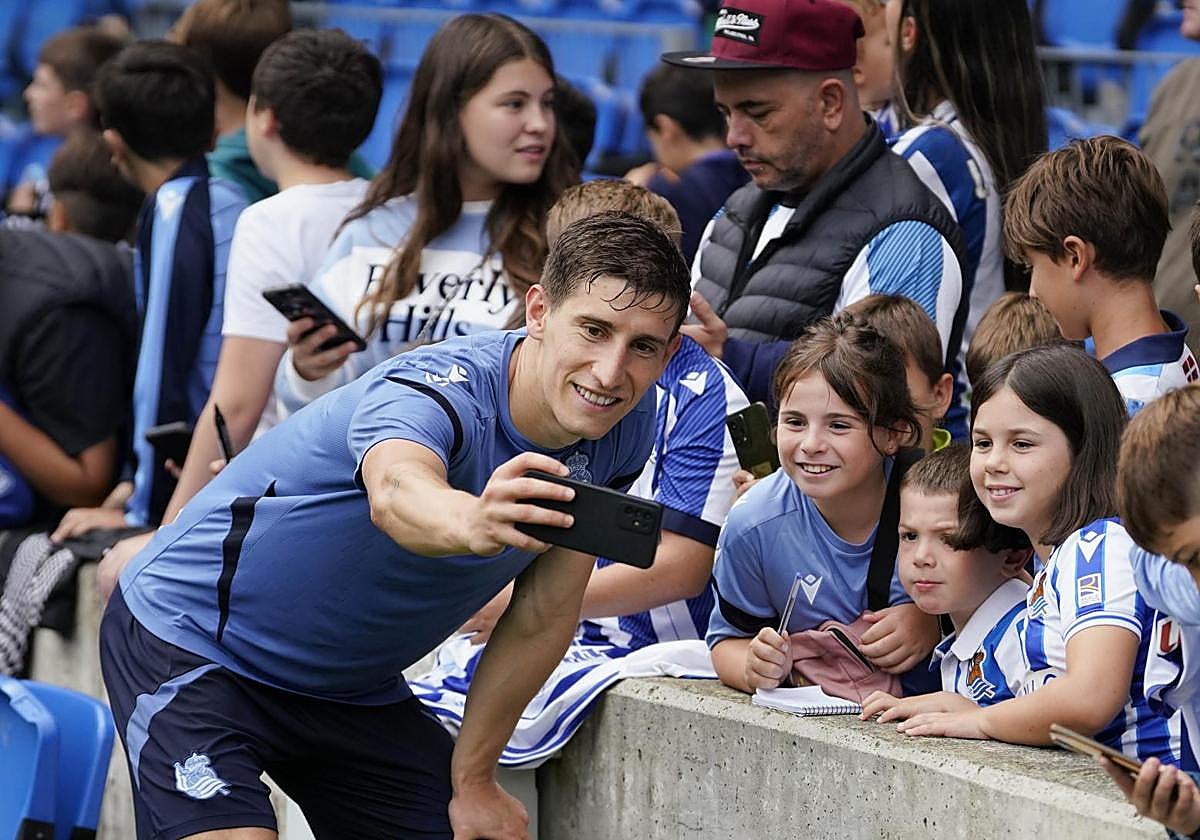 Aihen Muñoz se saca un selfie con jóvenes aficionadas en un entrenamiento a puerta abierta en Anoeta
