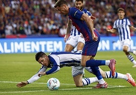 Zubeldia trata de proteger con el cuerpo su portería ante Lewandowski