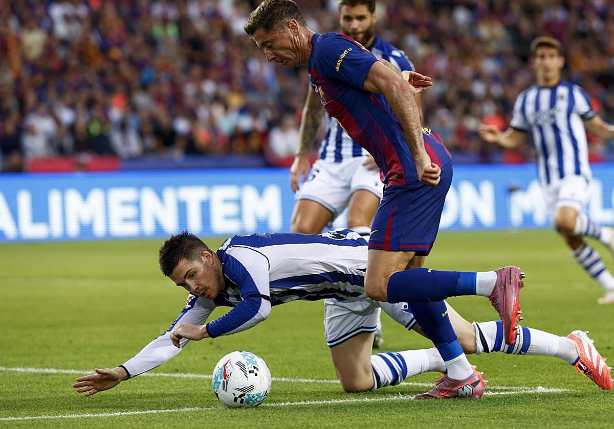 Zubeldia trata de proteger con el cuerpo su portería ante Lewandowski