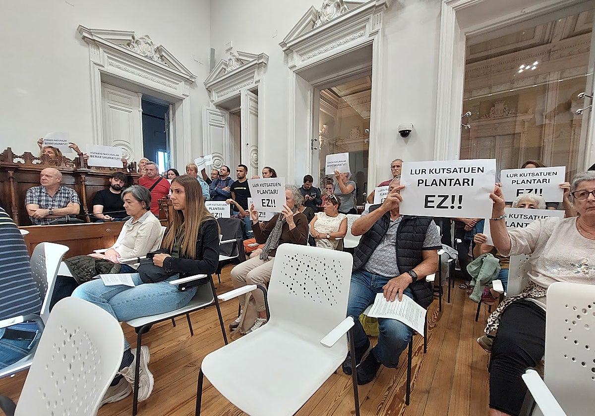 Vecinos de Jauregi mostrando carteles de protesta en la sesión plenaria del martes.