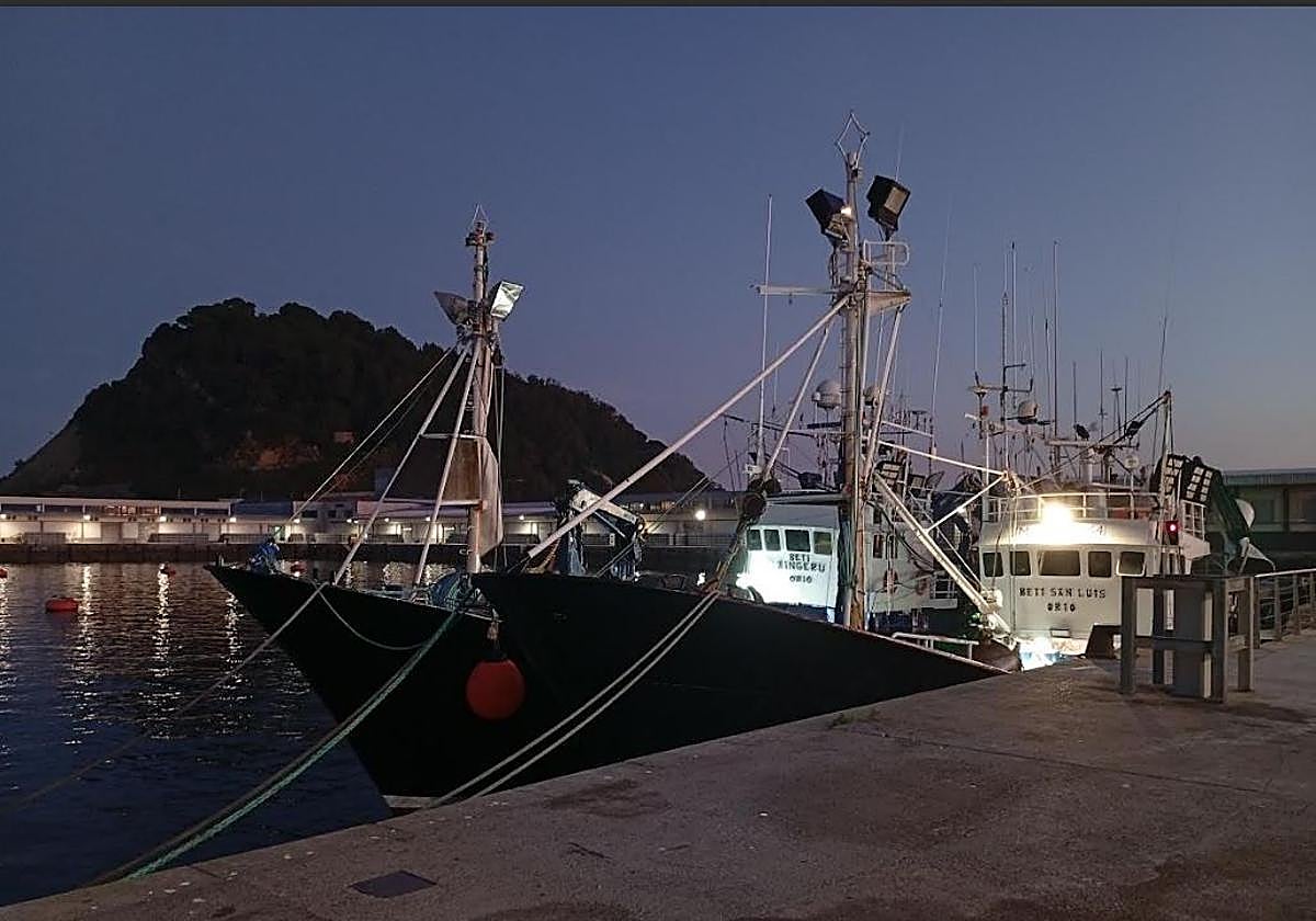 El 'Beti Aingeru', amarrado en la dársena de Getaria.