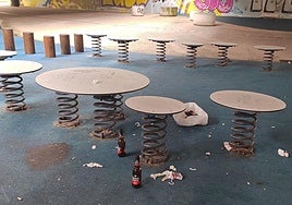 Denuncia María: «Así aparece algunas mañanas el parque infantil de Carlos I situado debajo de la variante. Hay un grupo de personas que beben, gritan, etc, por las noches. Solicitaría al Ayuntamiento que al anochecer pusiera vigilancia en esa zona ya que hay mucha inseguridad, aparte de que está superoscuro».