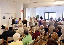 Los usuarios del centro de día Musakola, Arrasate, han disfrutado de la actuación de Murua y se han animado a hacer la conga por toda la sala.