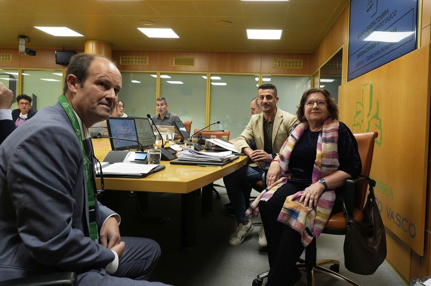 Jon Mirena Landa y Juana Balmaseda, de la comisión de vulneraciones, y el socialista Ekain Rico, en el centro, este miércoles en la comisión de Justicia y Derechos Humanos