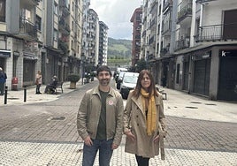 Palencia y De la Torre posan en el barrio de Iztieta.