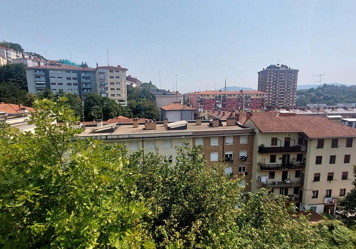 Edificios de viviendas construidos en los límites de Trintxerpe con San Pedro.