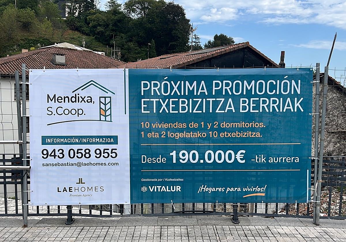 Panel que anuncia la nueva promoción de viviendas en la Avenida Tenientes Txurruka.