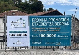 Panel que anuncia la nueva promoción de viviendas en la Avenida Tenientes Txurruka.