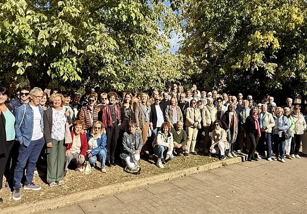 Directiva y asociados de Goienagusi tras la presentación del curso en Santa Ana junto a autoridades locales de Arrasate, Bergara y Oñati.