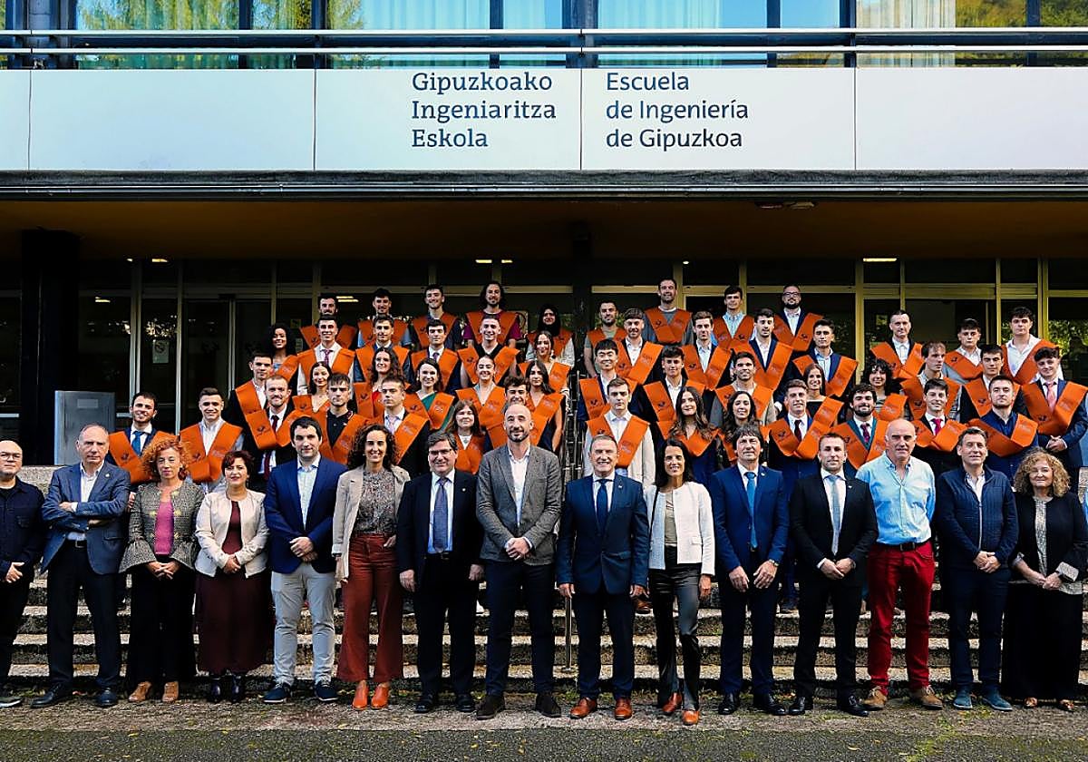 Autoridades junto con los alumnos de Energías Renovables de la 'Uni'.