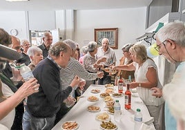 La sede de Biyak Bat acogió la izada de bandera y el posterior lunch organizado con motivo del inicio de la Semana de los Mayores.