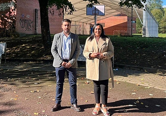 El portavoz Aritz Alkain y la concejal Belén Moreno del PSE-EE en las inmediaciones del Polideportivo.