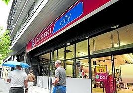 Exterior de un supermercado de Eroski.