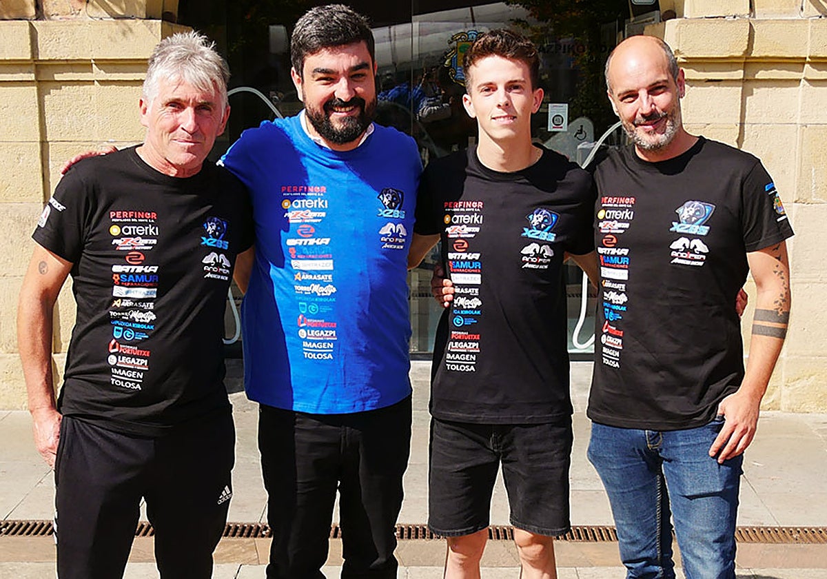 Xabi Zurutuza y su padre, junto al alcalde y el concejal de Deportes, tras la rúbrica del contrato en el Ayuntamiento.