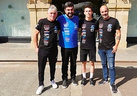 Xabi Zurutuza y su padre, junto al alcalde y el concejal de Deportes, tras la rúbrica del contrato en el Ayuntamiento.