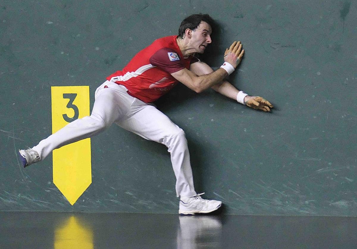 Jokin Altuna devuelve una pelota comprometida en el Adarraga.