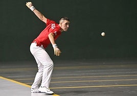 Xabier Apaolaza se prepara para rematar con su zurda.