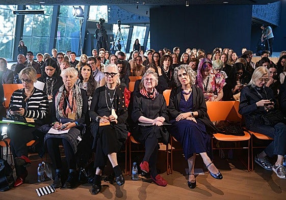 Algunos de los diseños e imágenes mostrados en la ponencia de Miller.